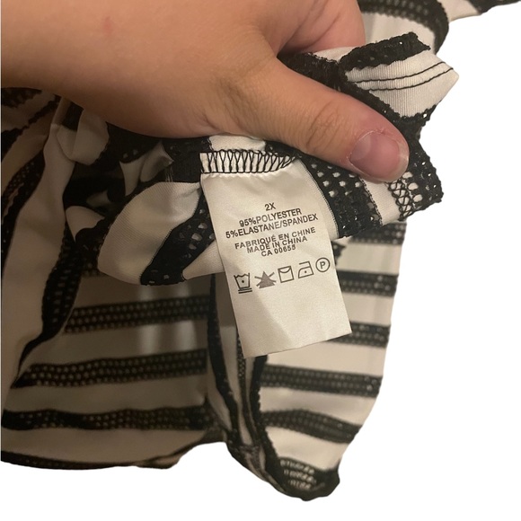 Black and white Top - Picture 3 of 4